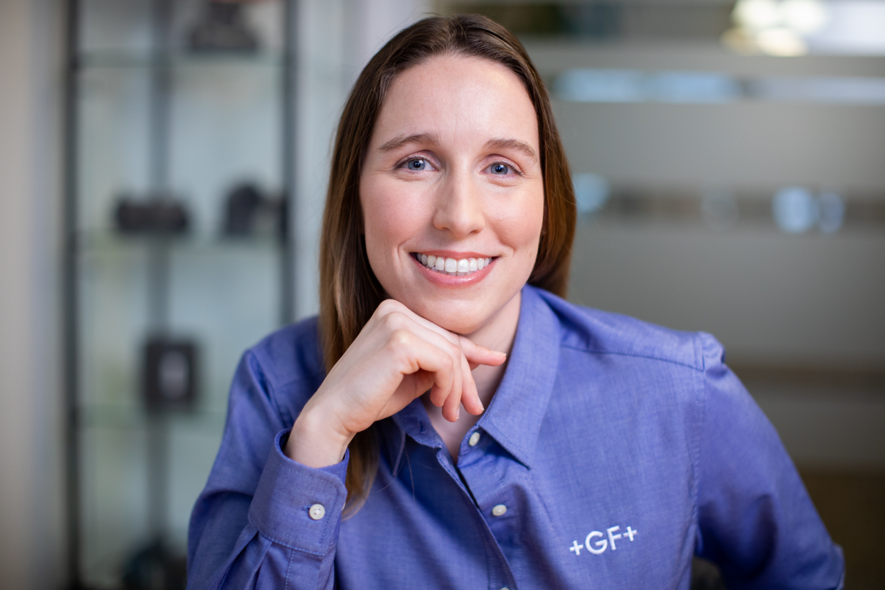 Frau in blauem GF-Hemd