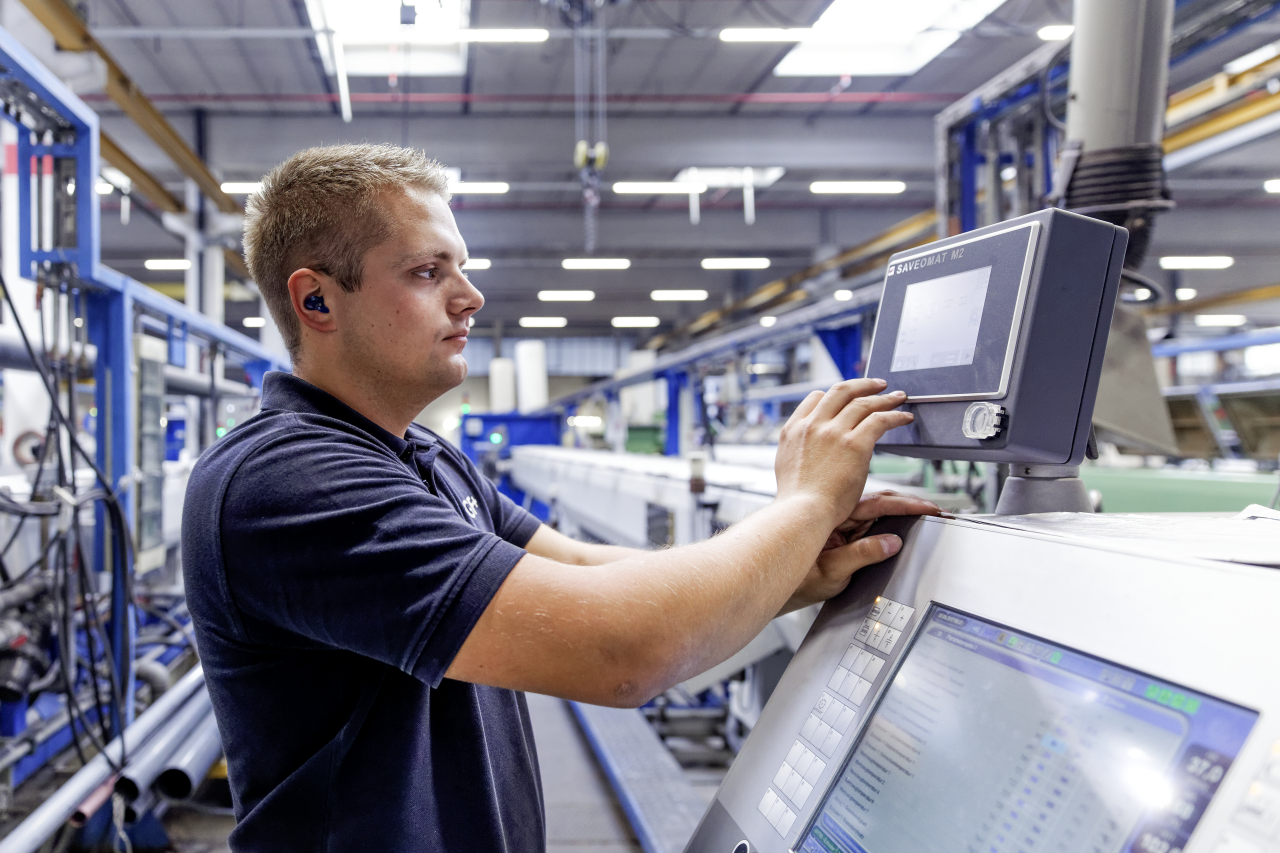 Mann arbeitet an einer Maschine