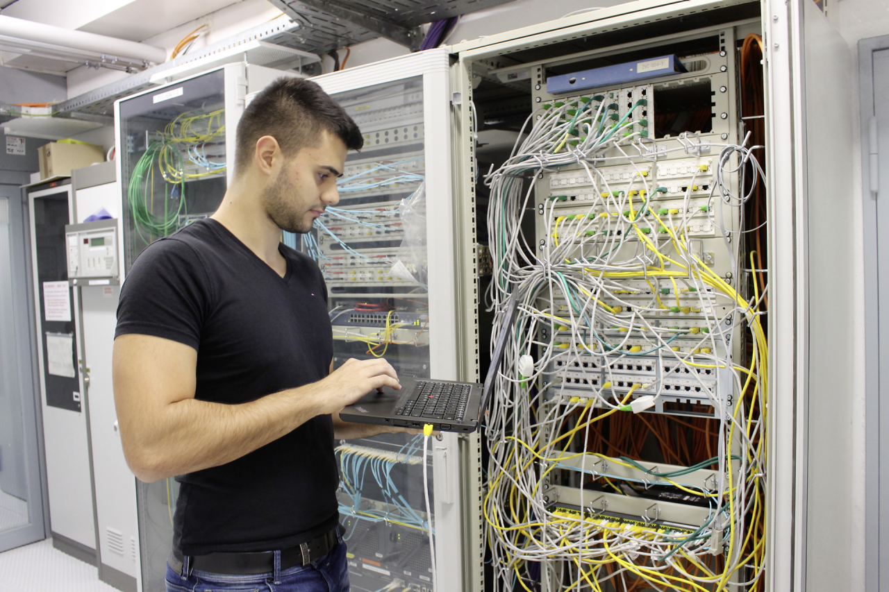 Mann arbeitet an einem Server