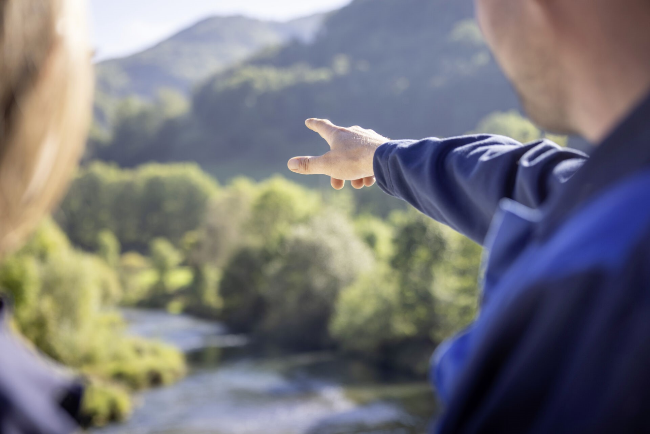 Man pointing to woods